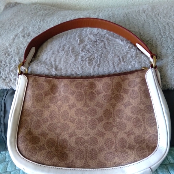 SOLD! Coach Sutton Signature Shoulder Bag (52577) - Picture 2 of 9